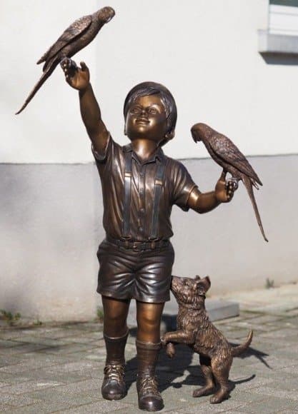Boy with birds and dog — Bronzartes luxury furniture at Gloria, Iraq