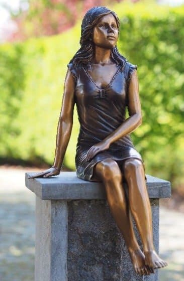 Sitting Woman — Bronzartes luxury furniture at Gloria, Iraq
