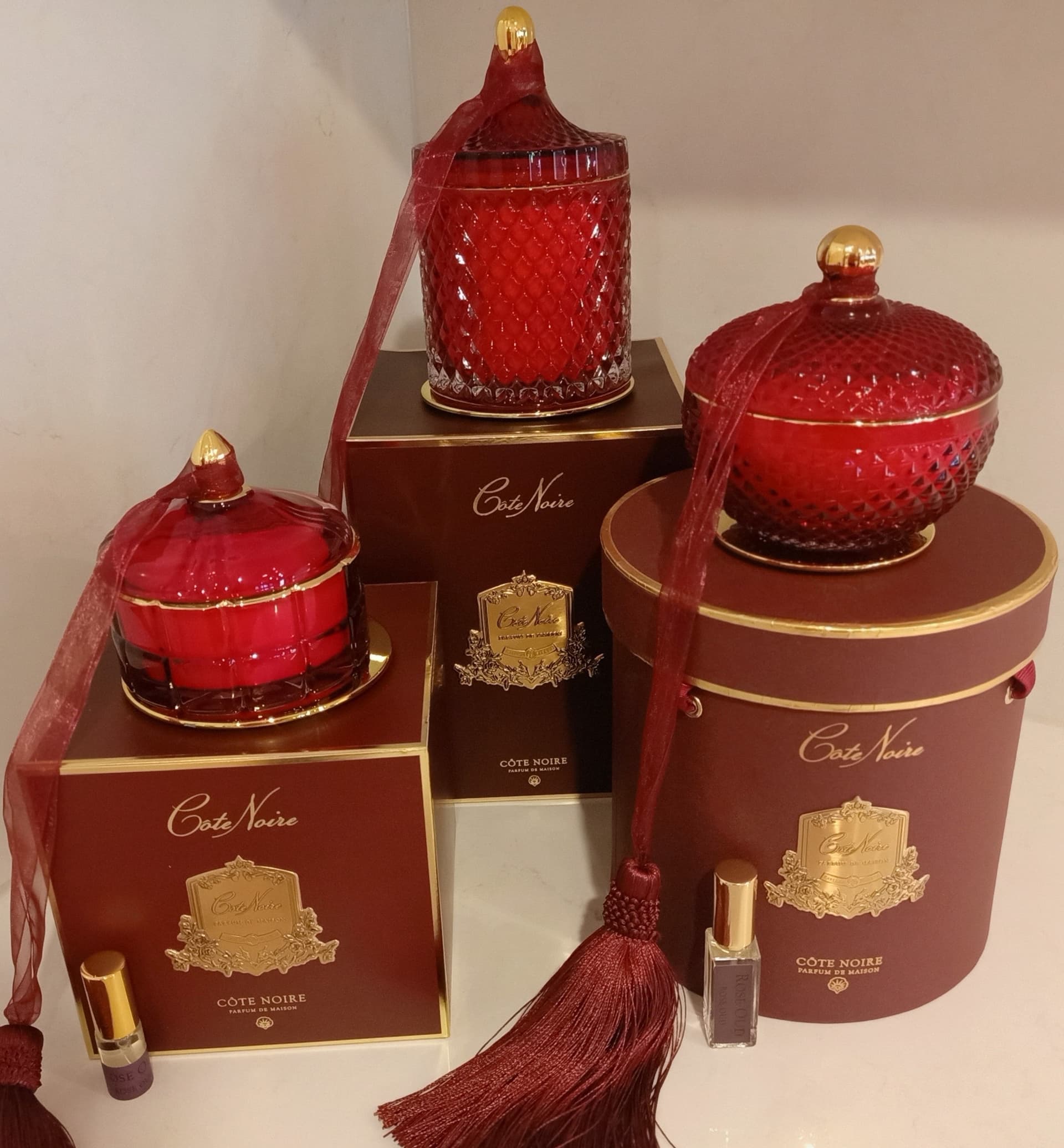 Round Art Deco Candle — Red & Gold, Rose Oud thumbnail 3