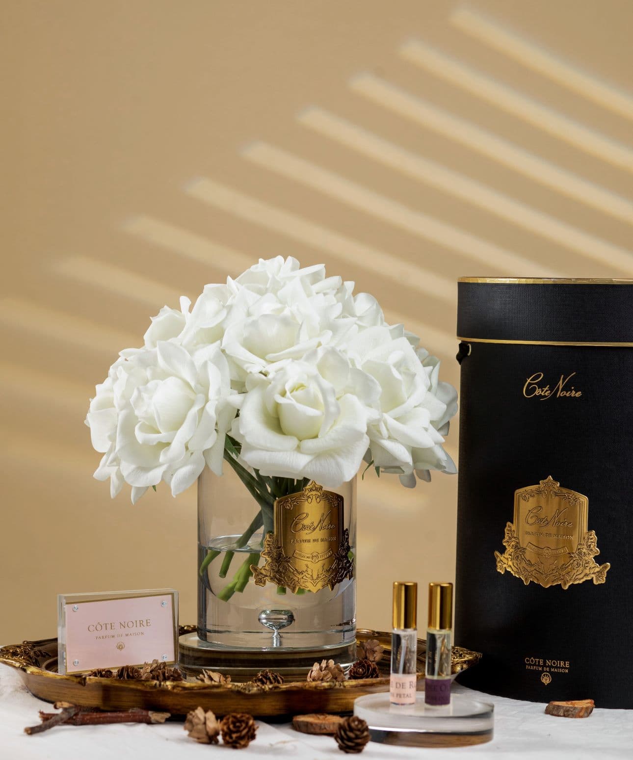Grand Bouquet — White with Gold Badge thumbnail 2