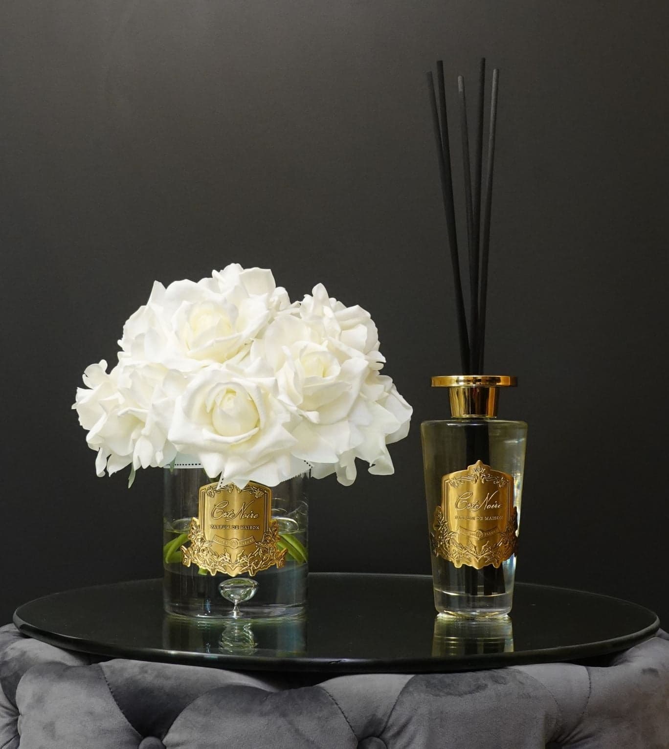 Grand Bouquet — White with Gold Badge thumbnail 3